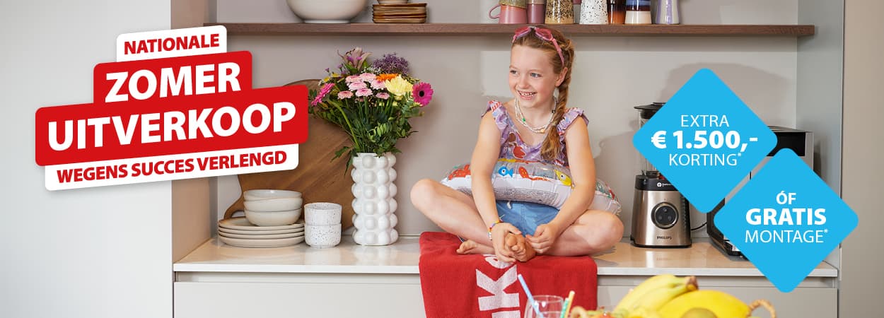Actiebanner Zomer uitverkoop met meisje op het aanrecht